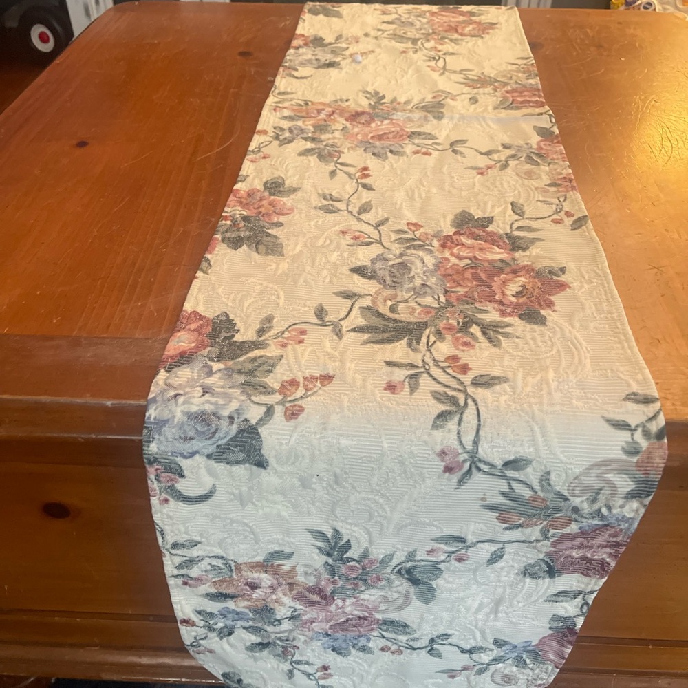 American Vintage Floral Table Runner - Cream and Pink